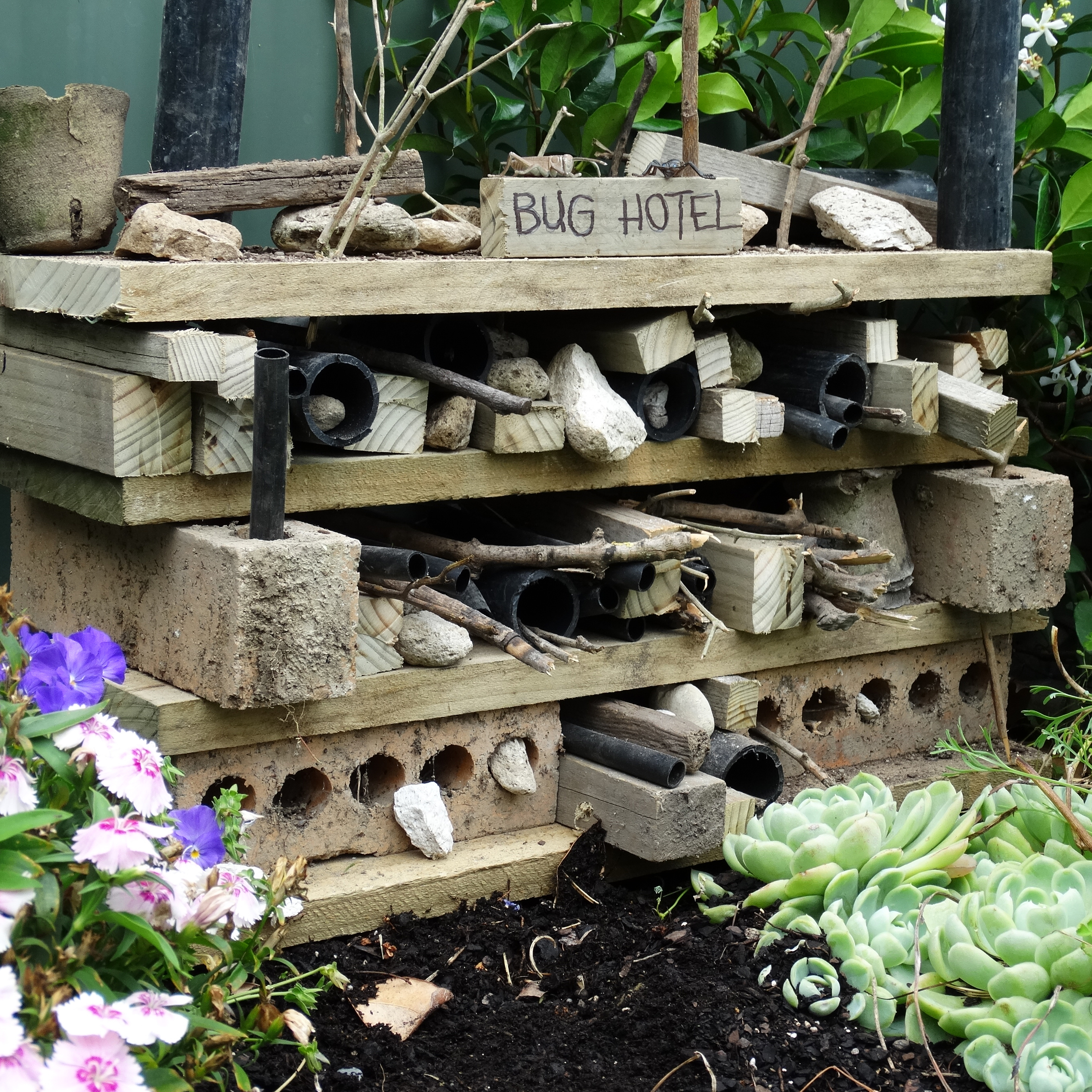 Kids Go Gardening - make a bug hotel 